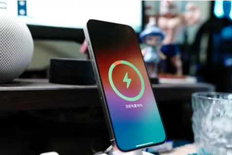 城关苹果15换屏服务分享用什么充电器给iPhone15充电更好 